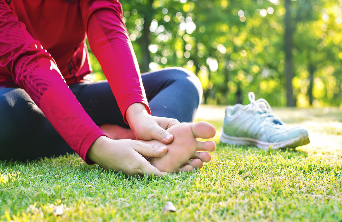 运动亚洲年轻运动女性在户外运动 过度训练或跑步时肌肉和关节疼痛以及运动不公平观念的特写年轻锻炼女人
