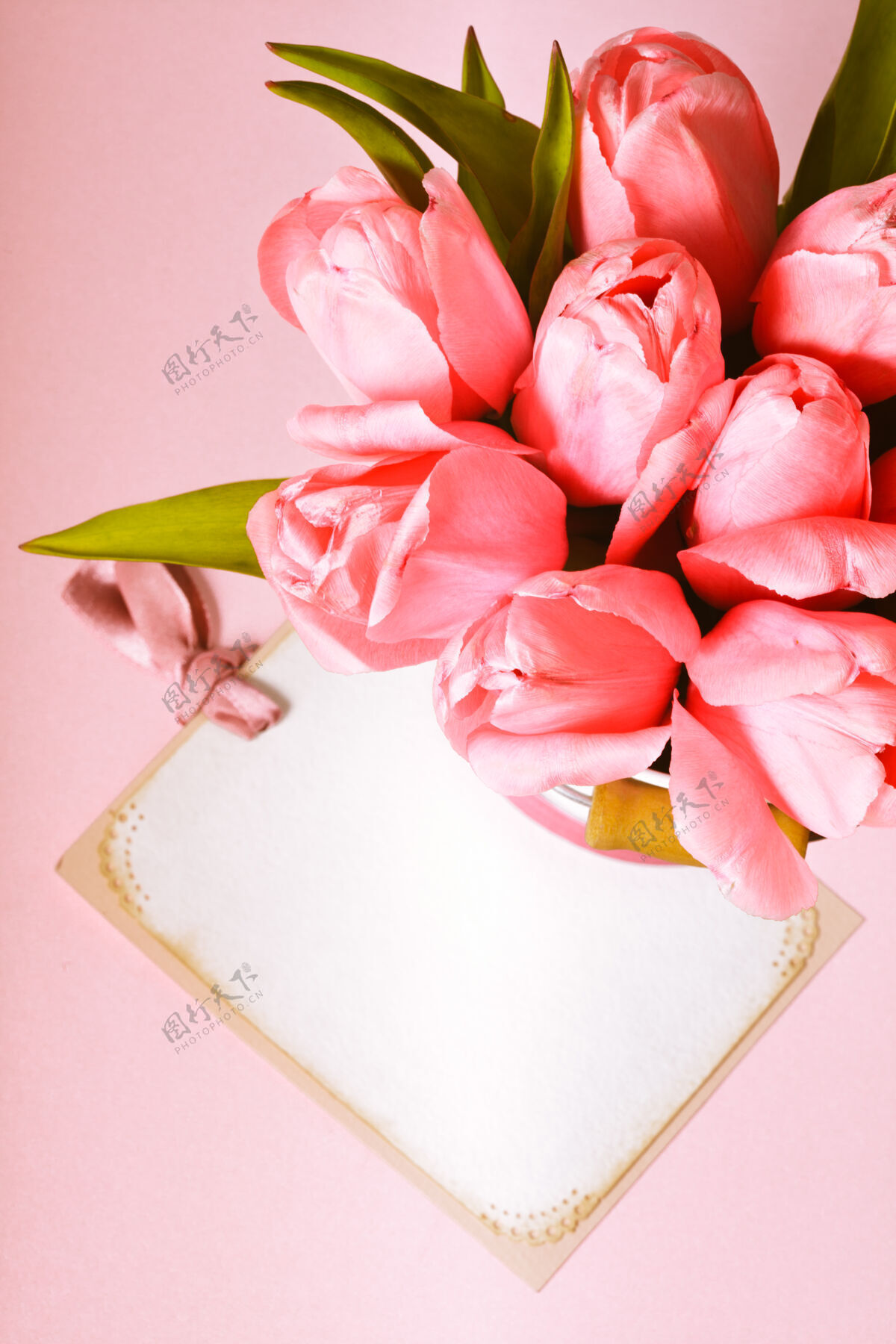 束粉色郁金香卡片特写树叶开花贺卡