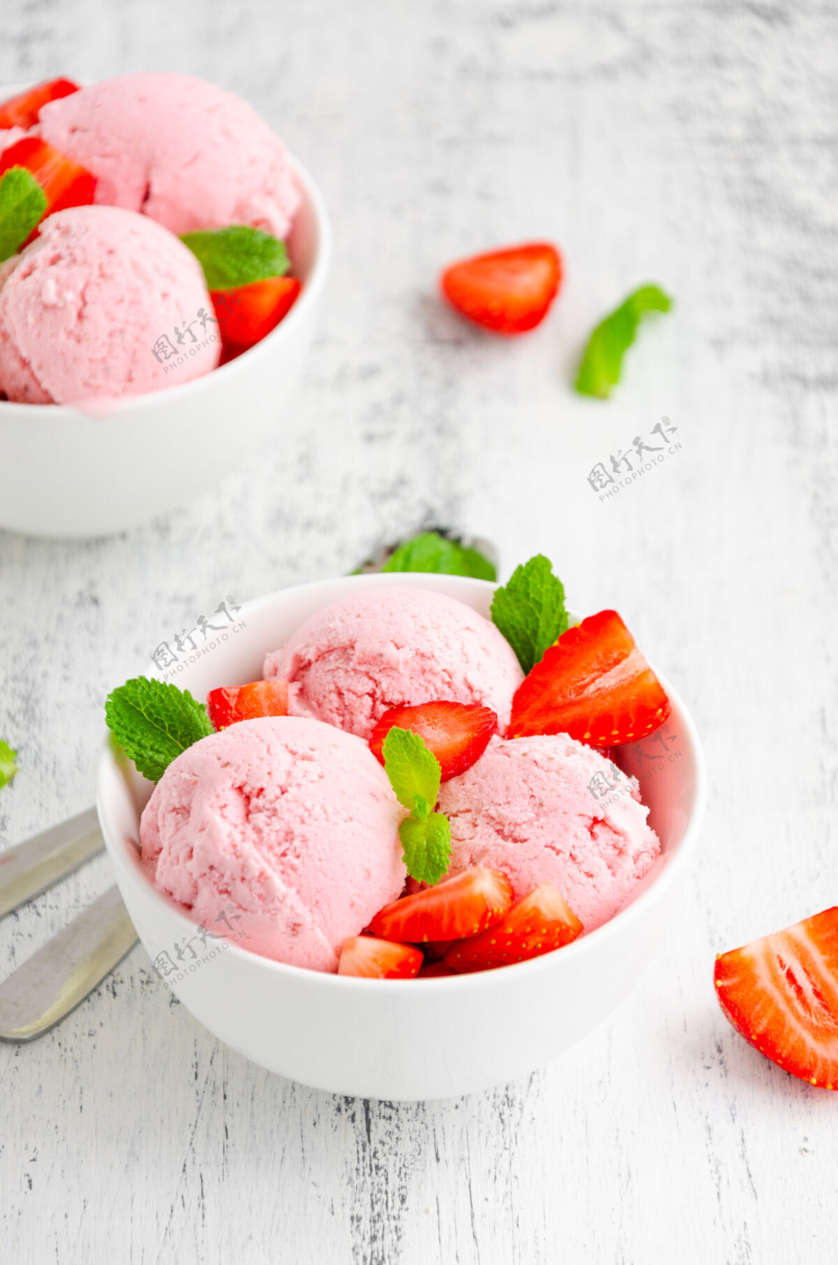 部分草莓冰淇淋碗复制空间甜味冰糕冷冻
