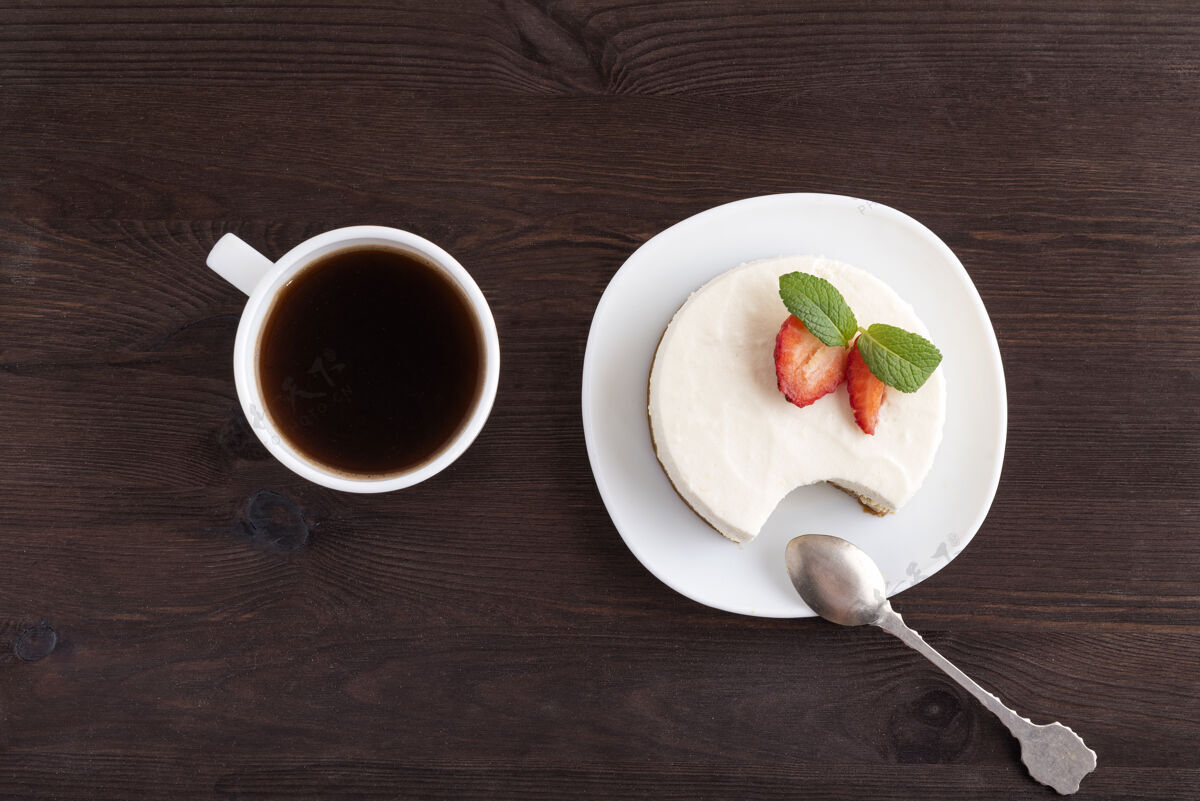 美味蛋糕 茶匙和咖啡杯在深色木质地板上的俯视图背景甜点在咖啡馆甜点茶匙糖浆