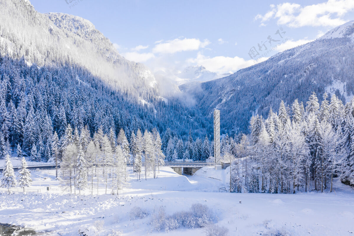 山白天 美麗的白雪覆蓋的山巒景色令人嘆為觀止冰川下雪鄉(xiāng)村