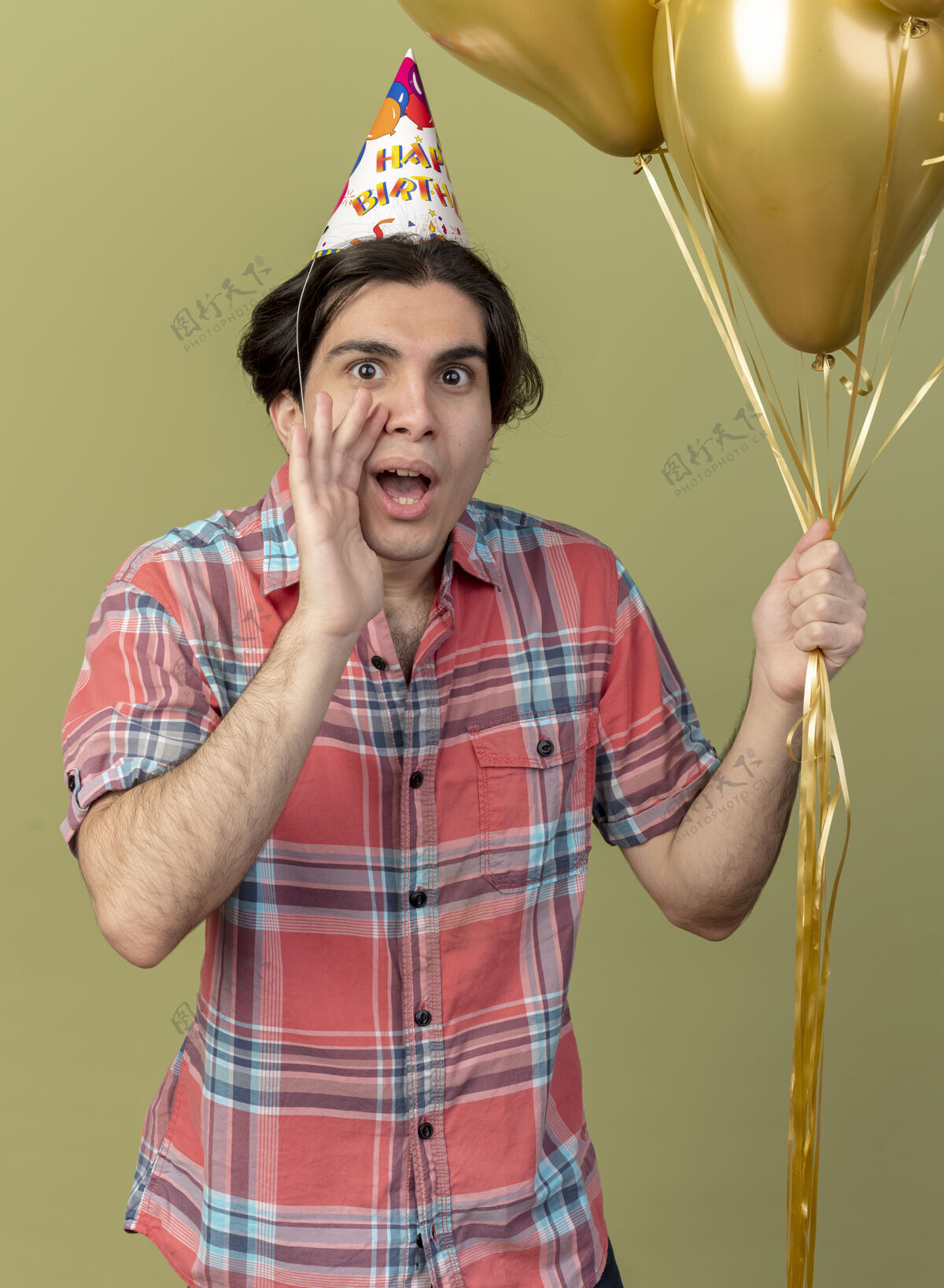 男人戴着生日帽的白人帅哥兴奋地把手放在嘴边 手里拿着氦气球氦绿色帅气
