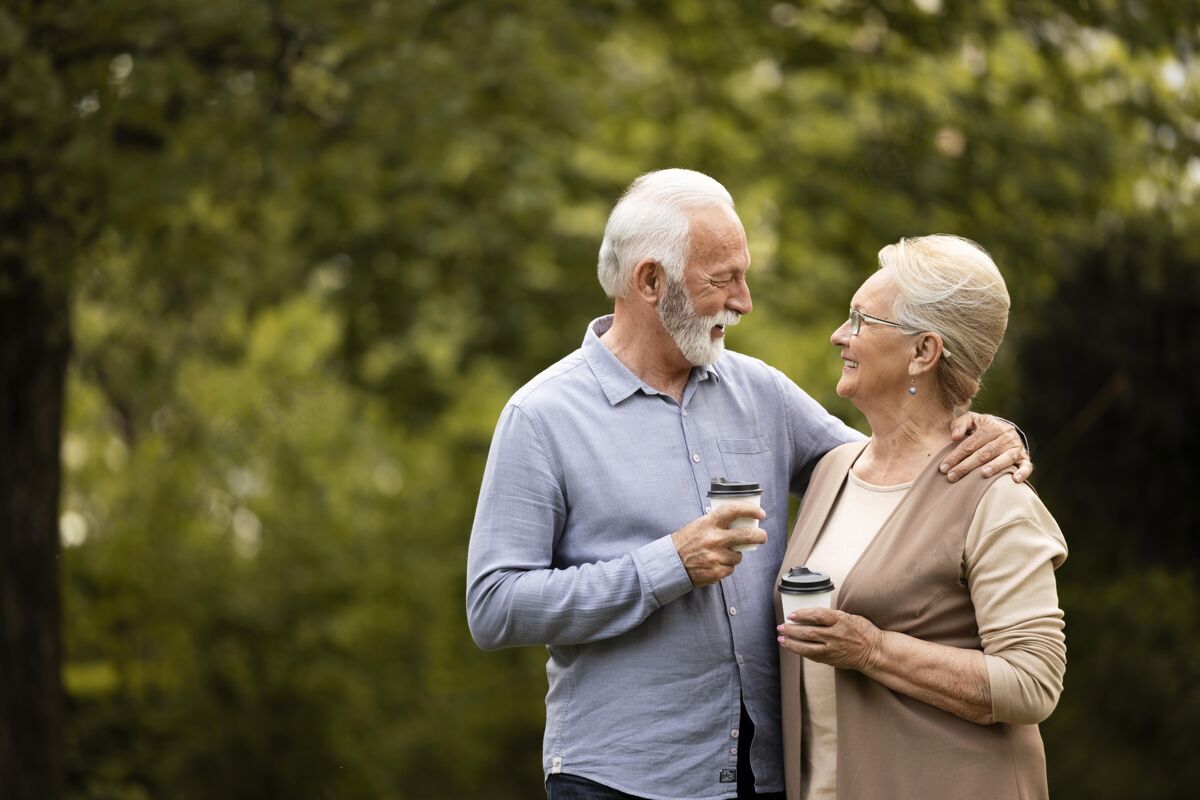 退休中景快乐情侣咖啡成人老年夫妻