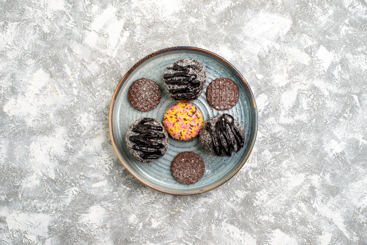 水果俯瞰美味的巧克力球蛋糕与饼干在白色的表面饼干茶食品