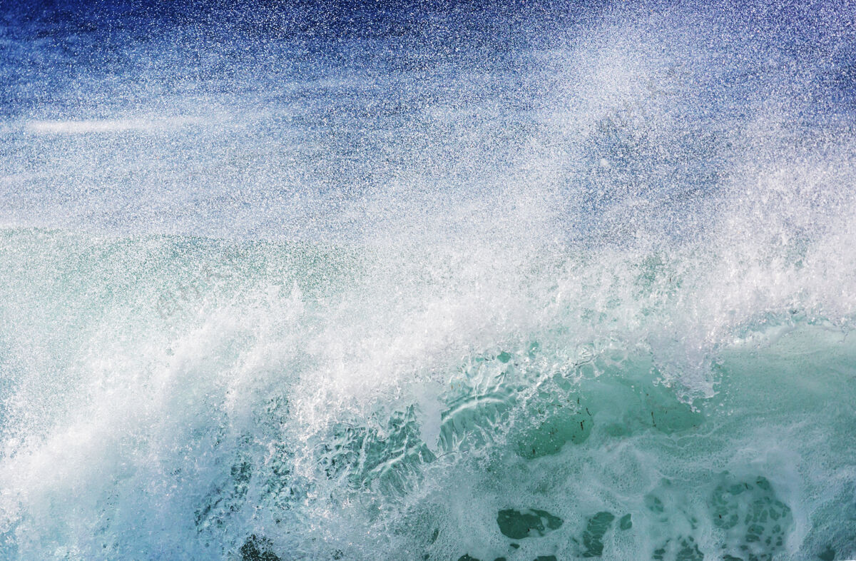 海滩场景海滩上的蓝色波浪膨胀水天气