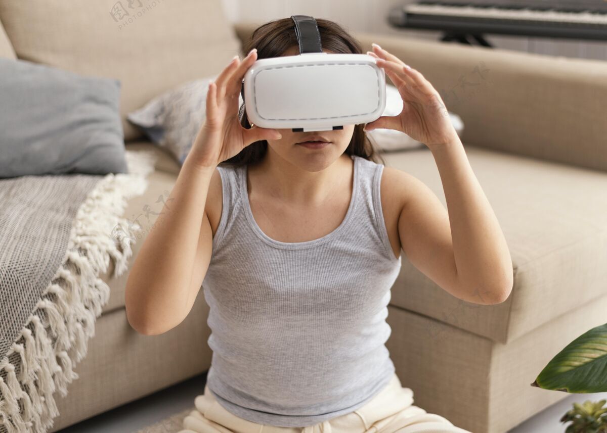 女人戴vr眼镜的女人休闲技术游戏