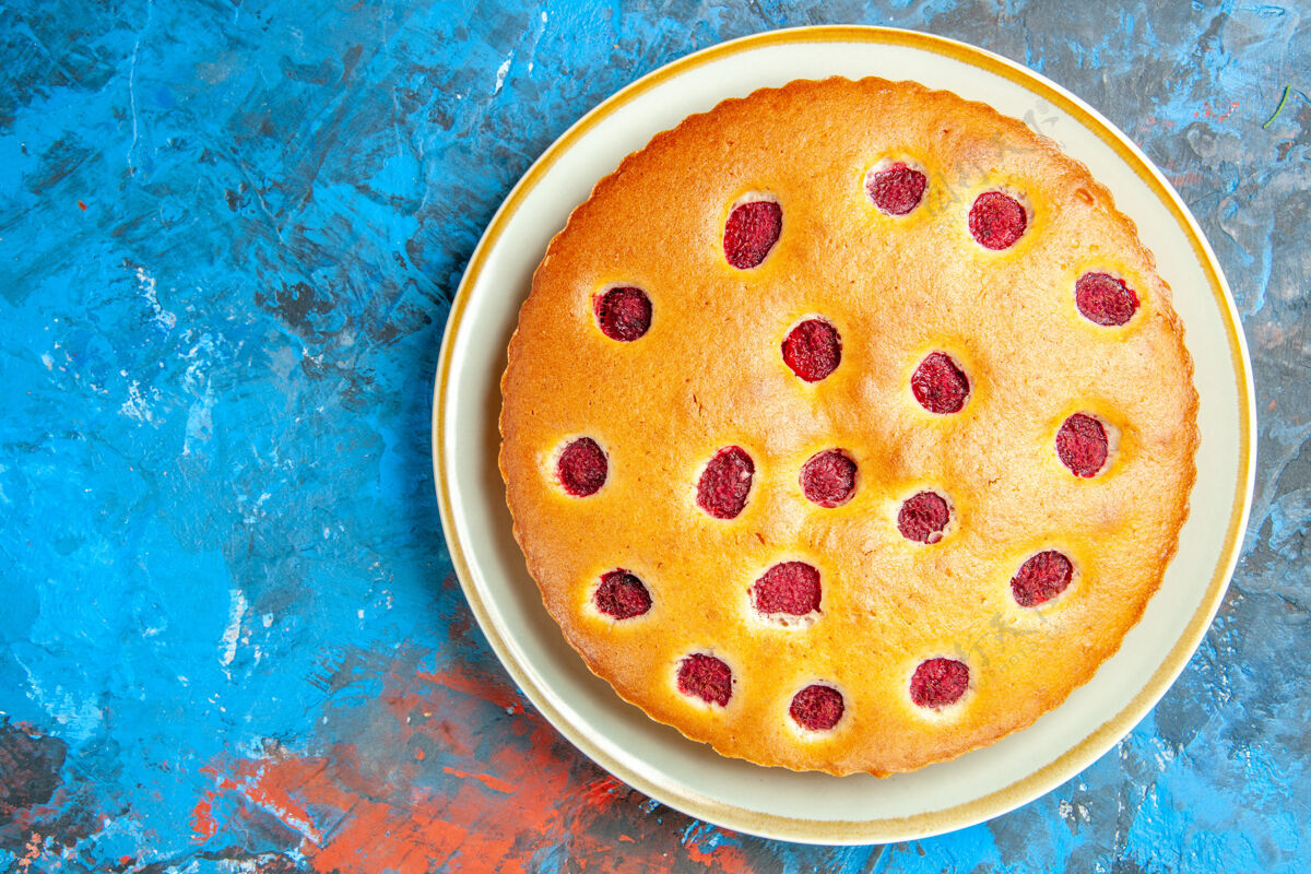 皮氏培养皿蓝色表面椭圆形盘子上草莓蛋糕的俯视图碗早餐午餐