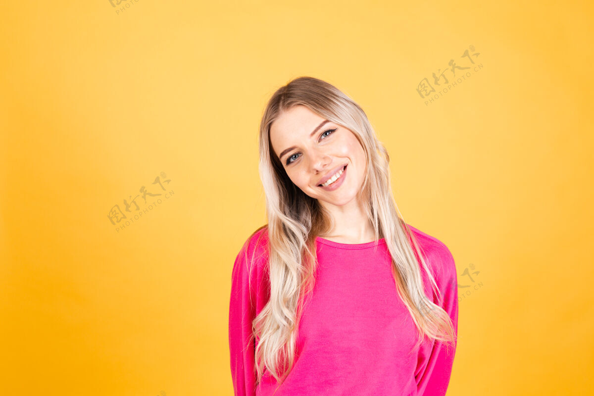 眼睛黄色墙上穿粉红色上衣的漂亮欧洲女人健康美丽自然