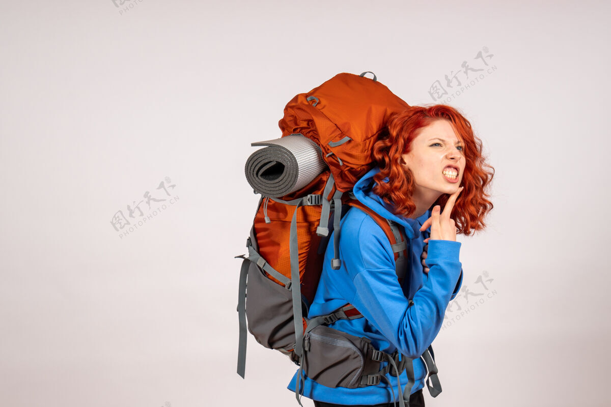 人女游客背着背包上山旅游山远足快乐
