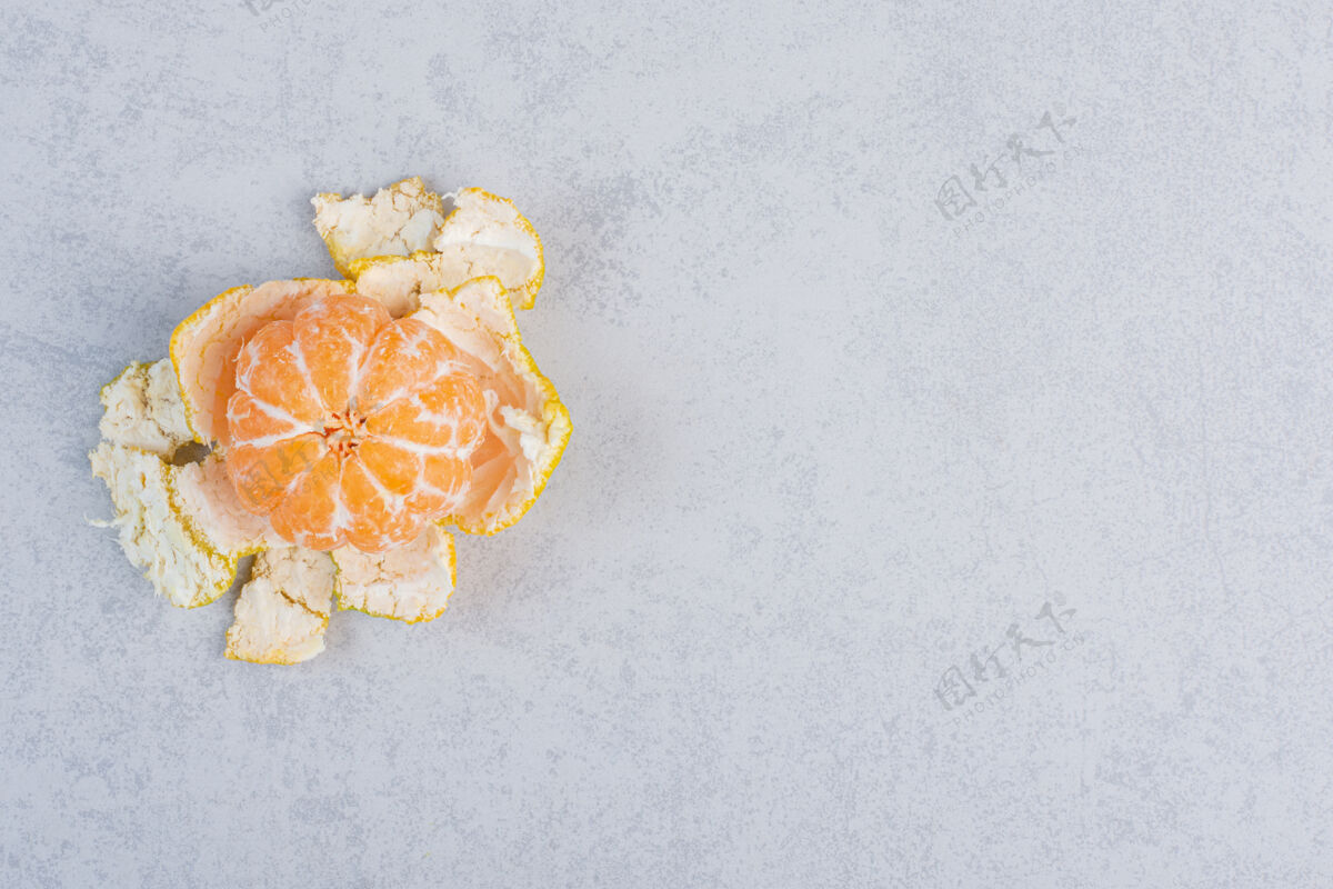 食物在灰色背景上剥下新鲜的橘子水果新鲜团体