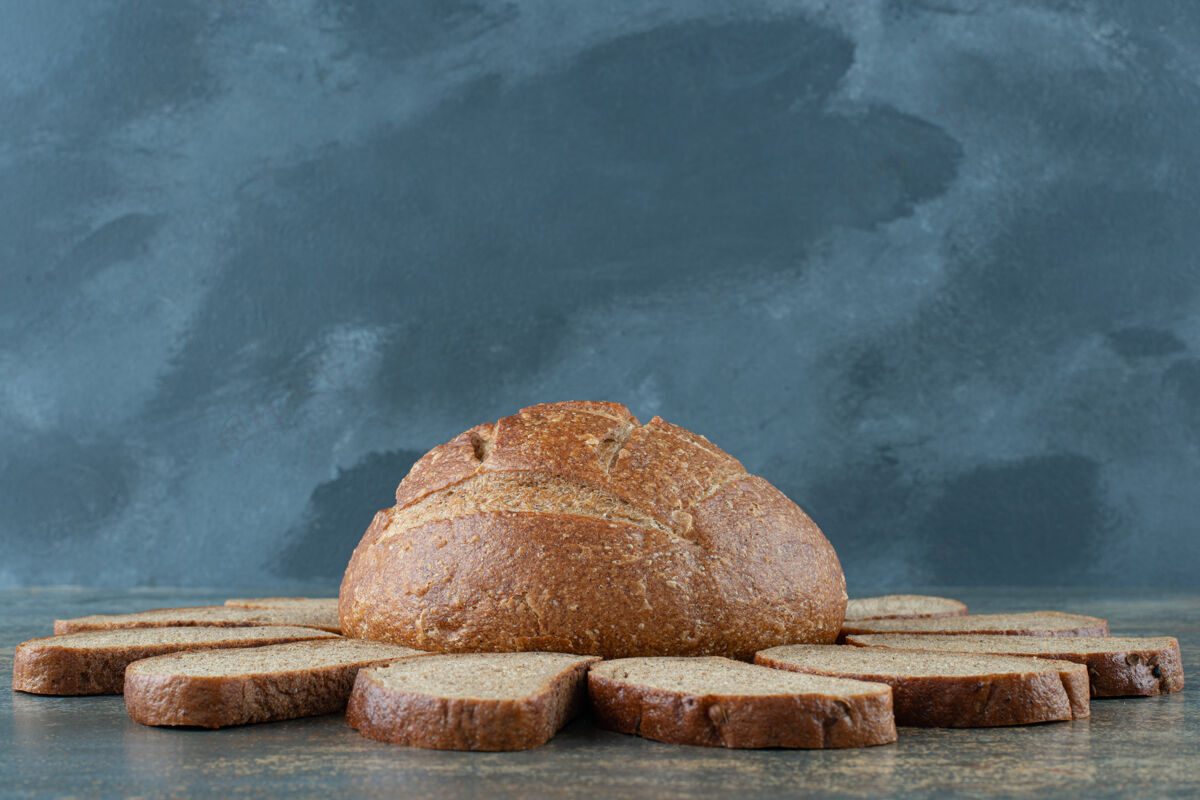 切片一个新鲜的棕色面包片大理石背景糕点面包食品