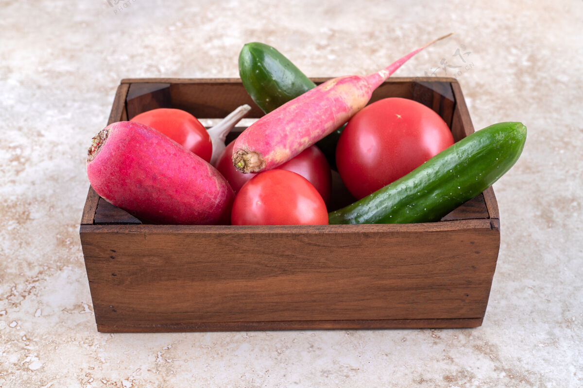 多汁不同的蔬菜放在一个盒子里 放在大理石桌上萝卜有机黄瓜
