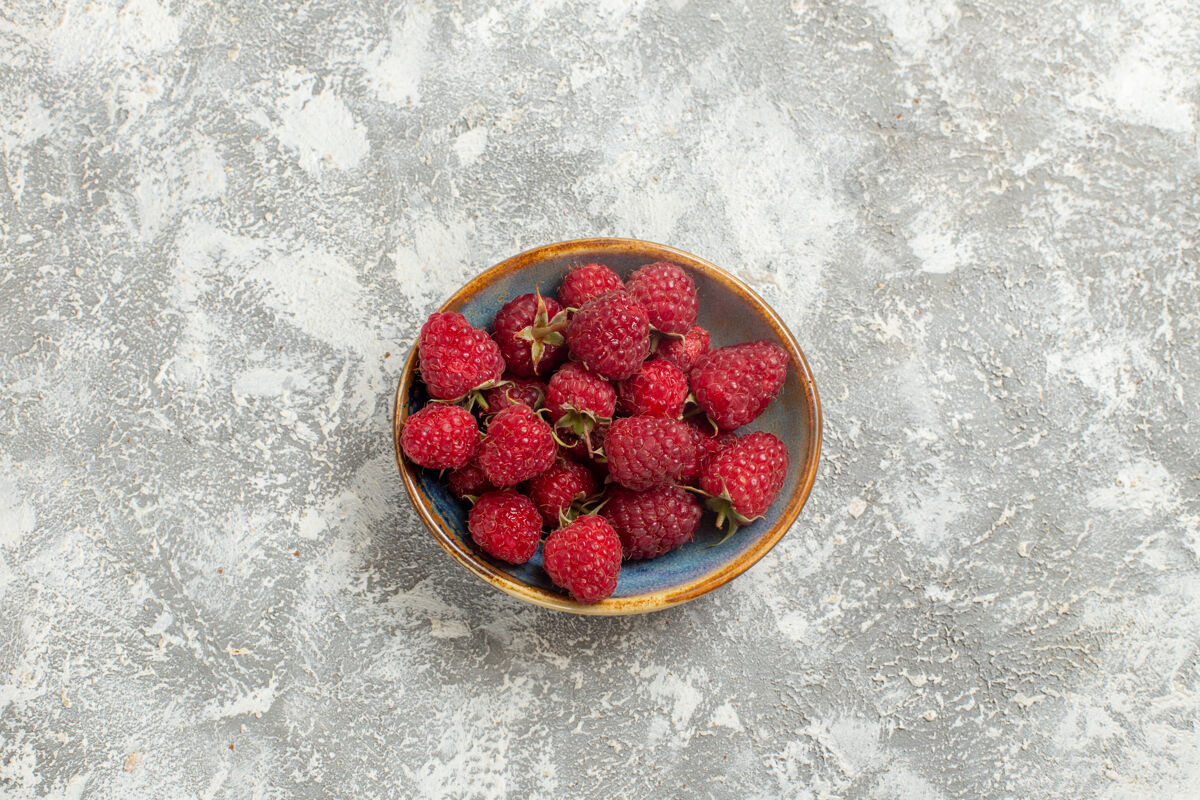 新鲜的红树莓顶视图新鲜的红色覆盆子内板白色背景成熟饮食里面