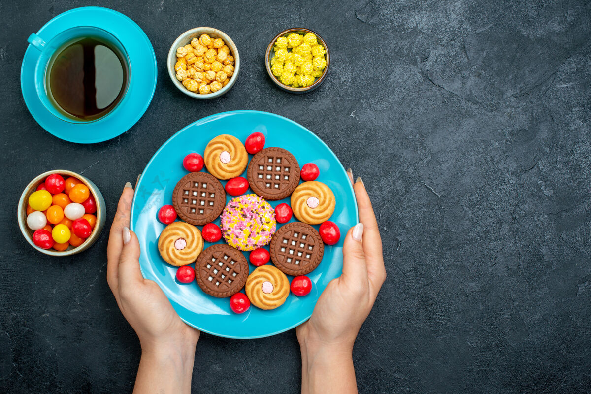 薯片顶视图不同的糖饼干糖果和茶杯的灰色表面糖果甜茶饼干饼干糖薯片游戏生的