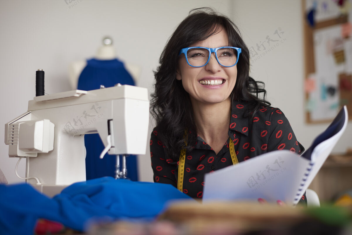 沉思在工作中笑的女人运营缝纫专业设计