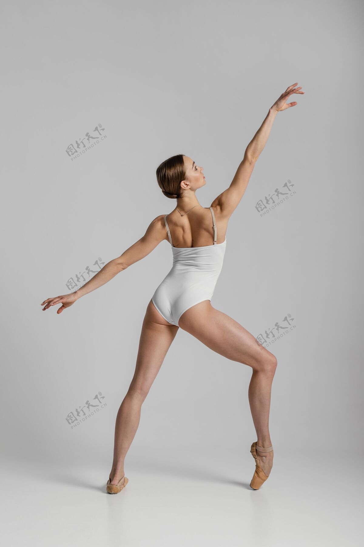 垂直全镜头美丽的芭蕾舞演员摆姿势芭蕾舞演员全镜头天赋