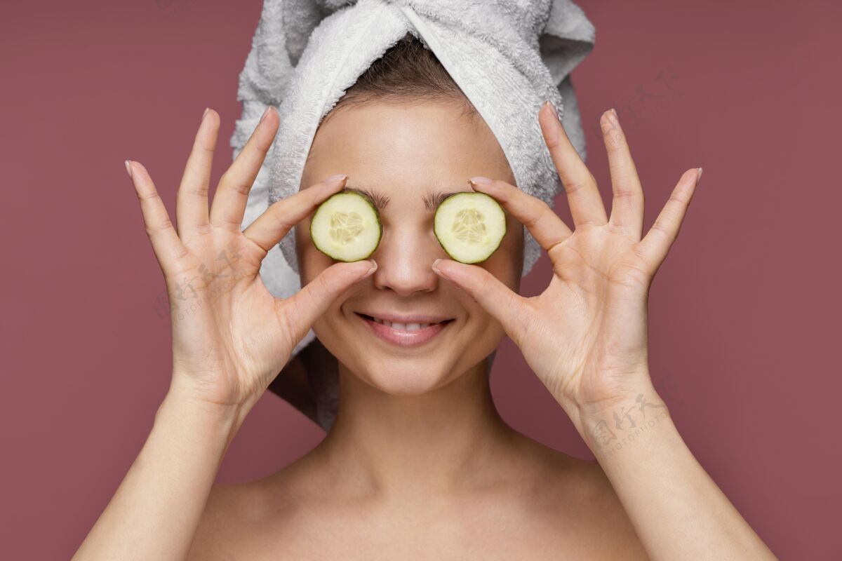 人用黄瓜片做眼睛的美女清透肌肤清洁护理