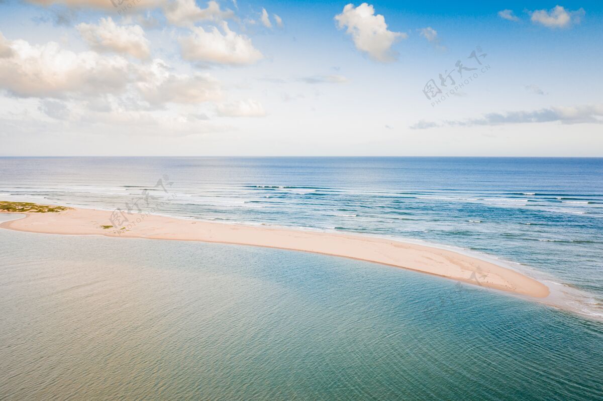 海岸线空中美丽的镜头 一个平静的蓝色大海 中间有一个岛屿海洋阳光风景