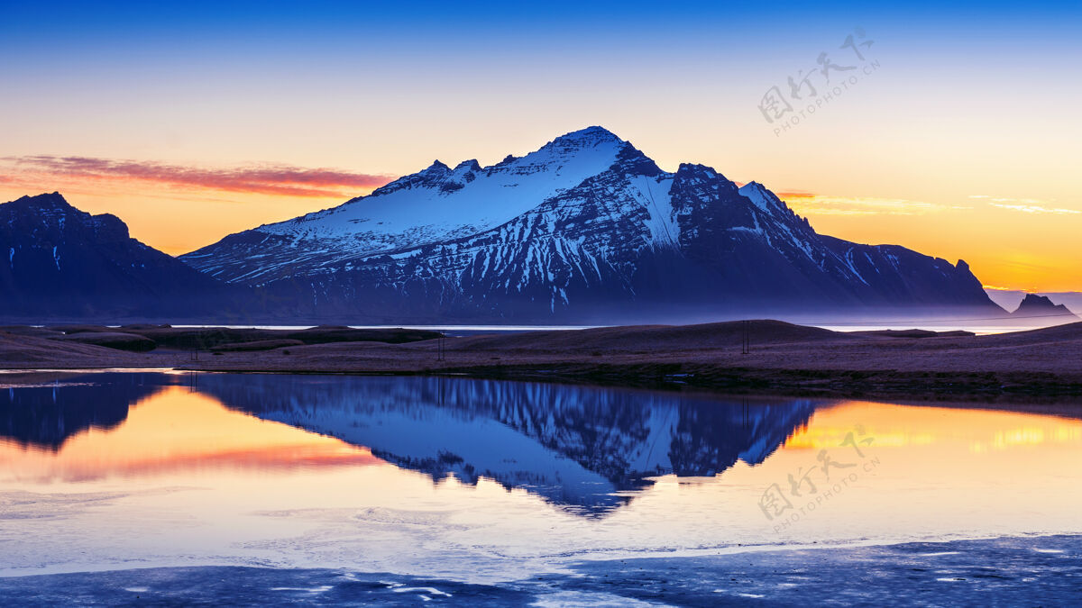 日落冰岛斯托克斯内斯日出时的维斯特拉霍恩山海户外田园诗