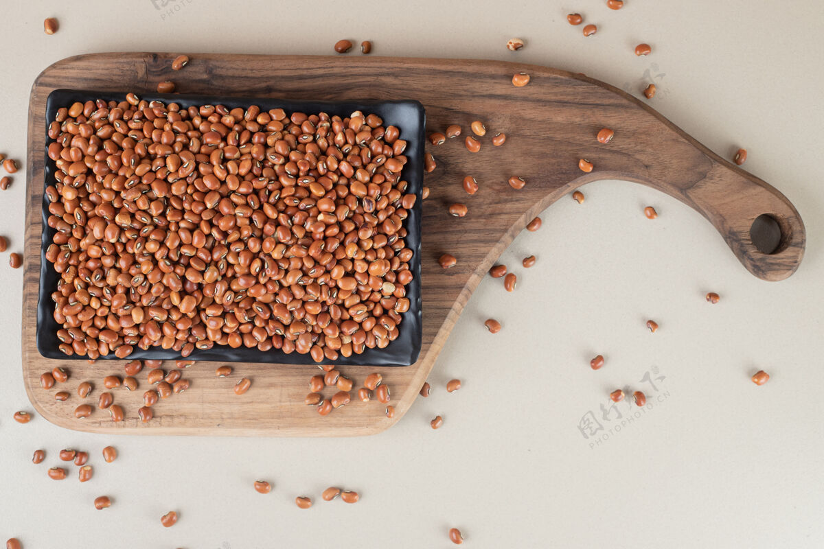生物把生豆子放在水泥盘子里烤成褐色极简美味美味
