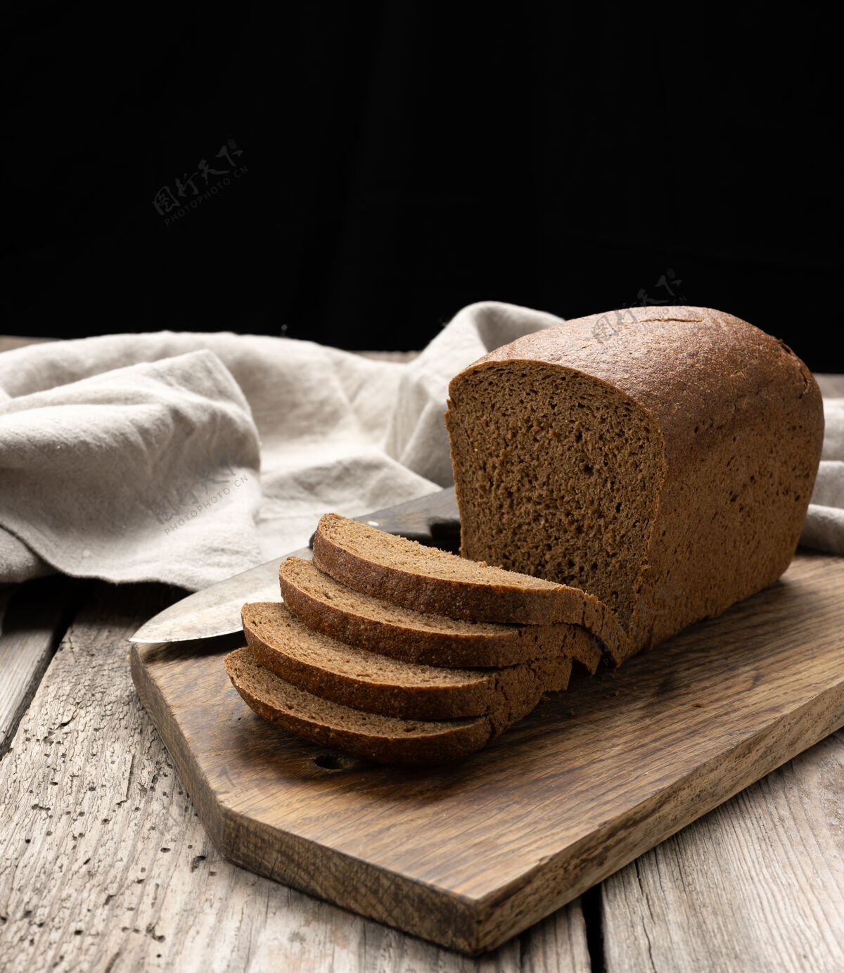 面粉切片烤矩形黑麦面粉面包棕色板 健康食品 特写木材谷物桌子