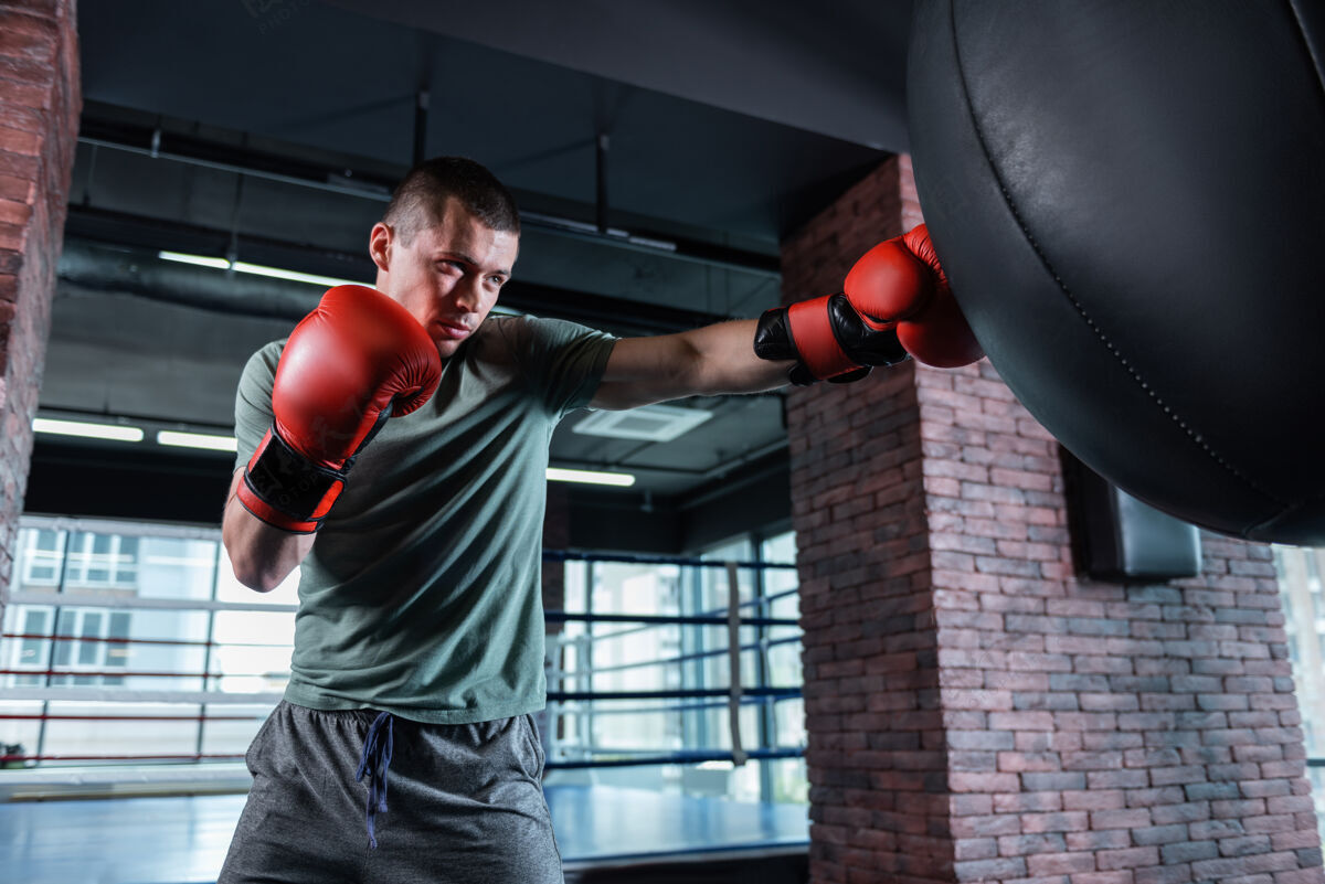 情侣重要的打击有前途的强壮肌肉拳击手准备重要的打击压力准备动机