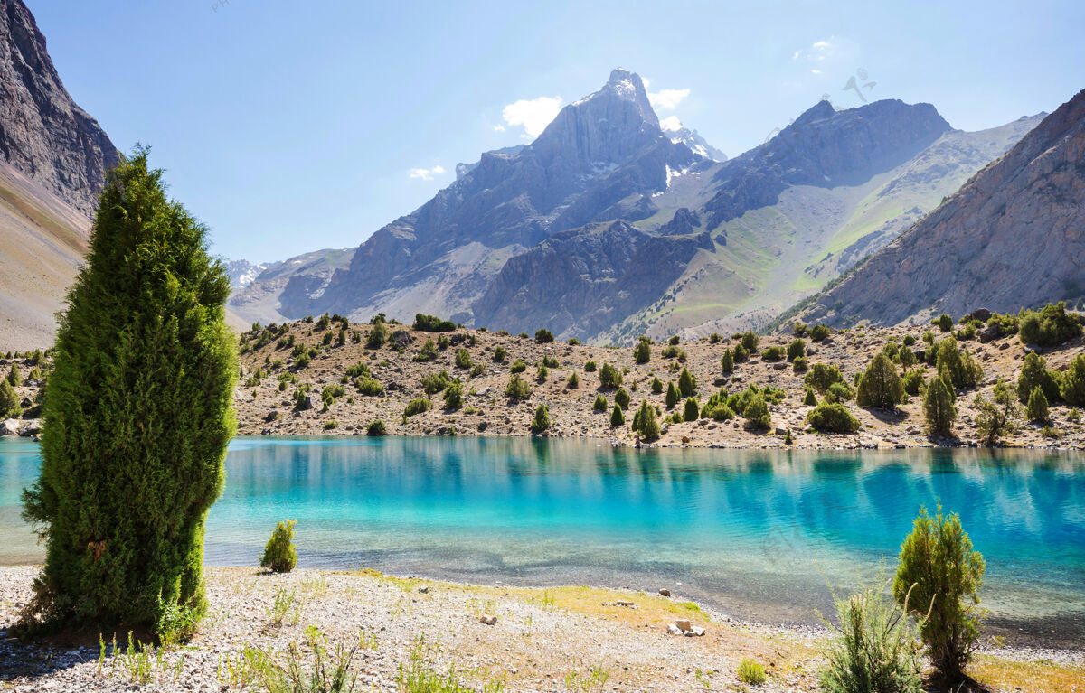地毯美丽宁静的湖泊在芬斯山脉（帕米尔的分支）在塔吉克斯坦景色淡水山景