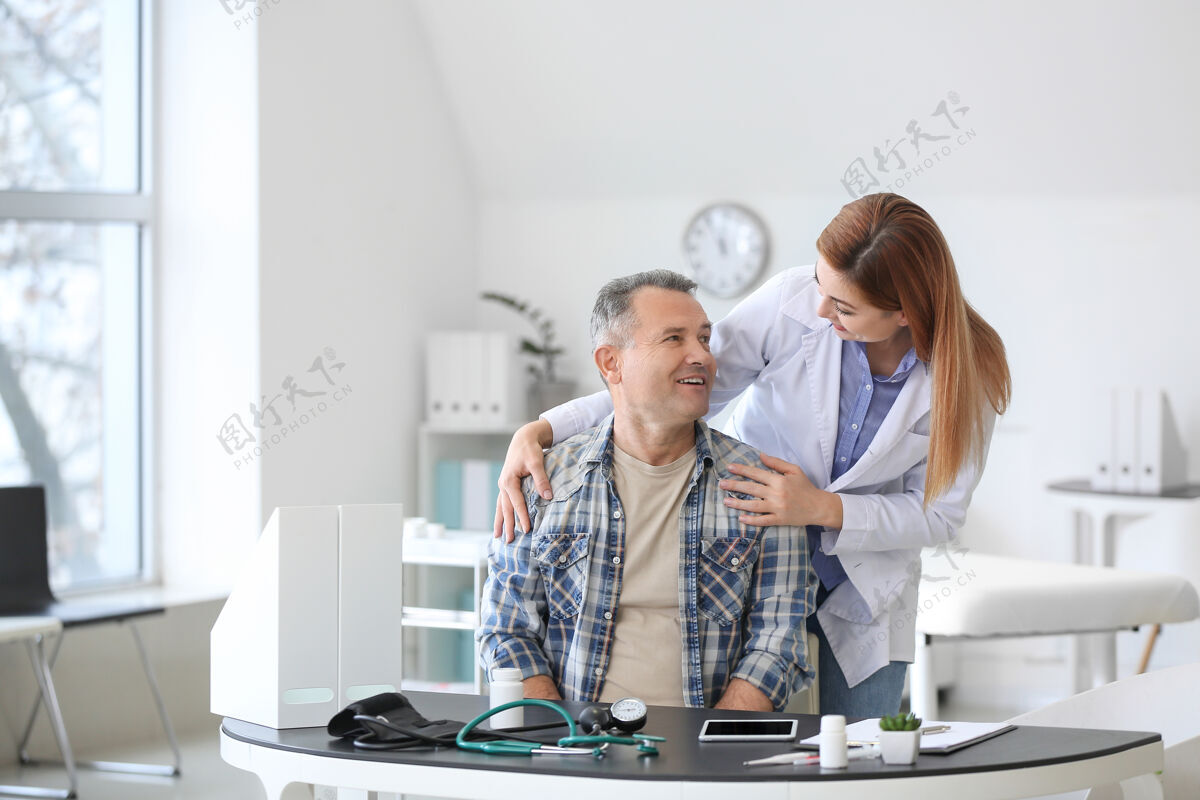 护理成熟的男人在诊所看医生专业办公室工作