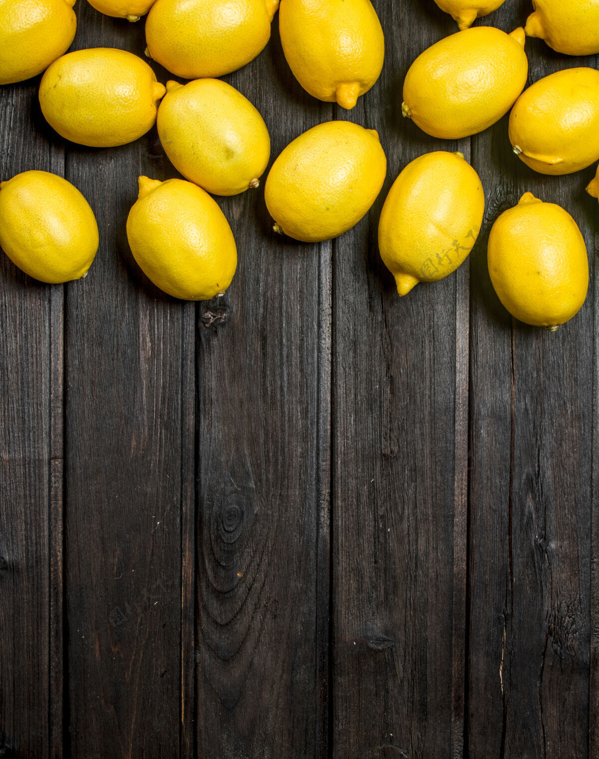 多汁美味的新鲜柠檬放在乡村的桌子上健康能量异国情调