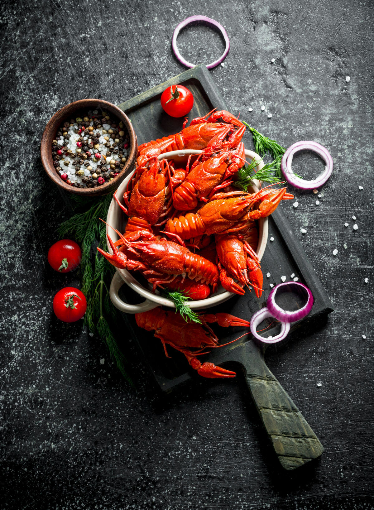 海鲜在切菜板上煮小龙虾 在乡村的桌子上放洋葱圈 西红柿和香料辛辣调味品传统