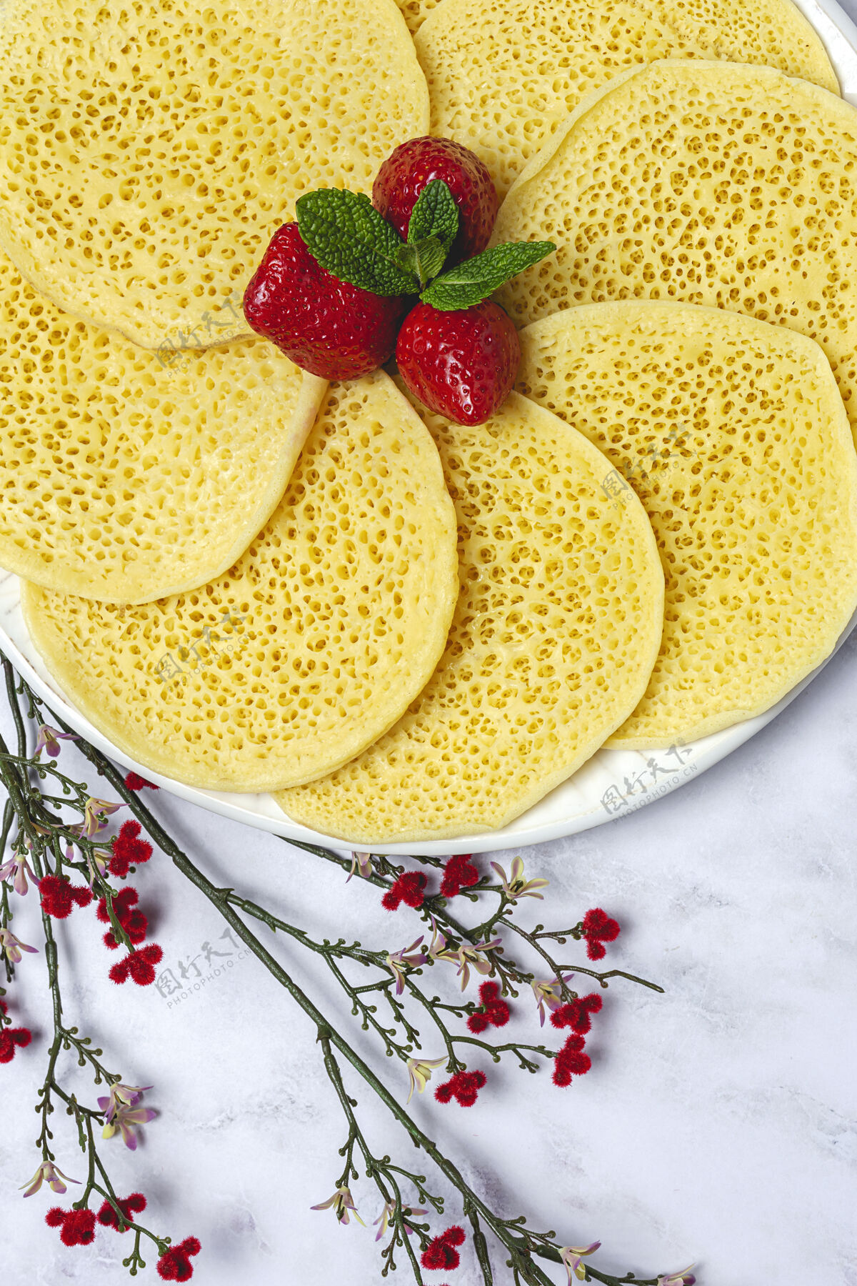 奶油奶酪用蜂蜜 草莓和薄荷自制的摩洛哥传统面包上面的摩洛哥煎饼阿拉伯语煎饼美食