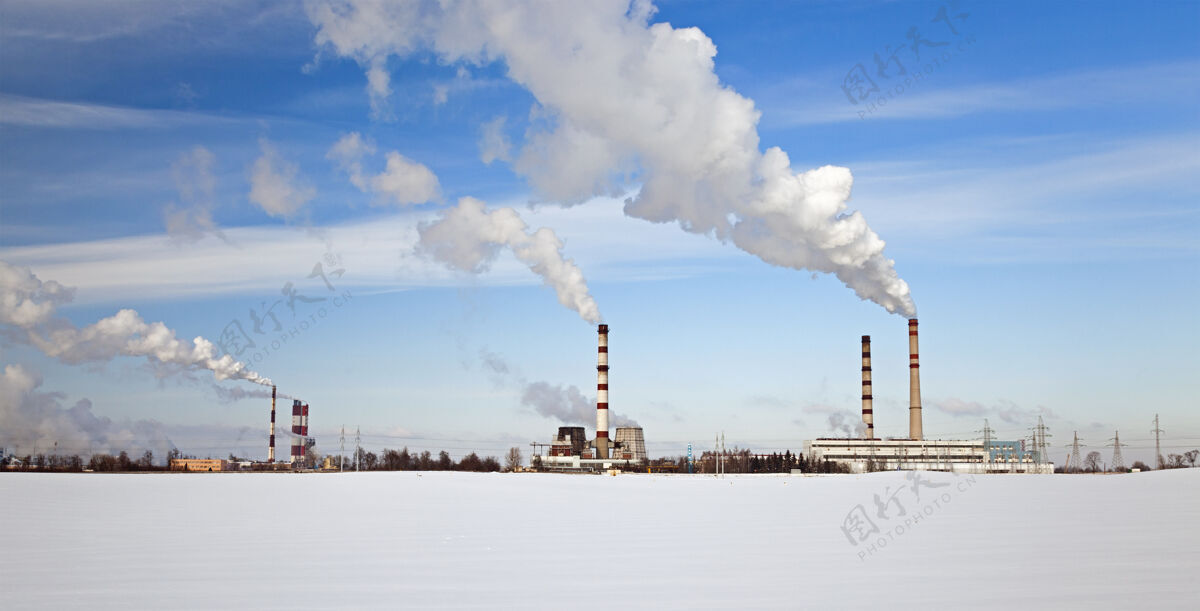 烟雾工业企业在严寒的冬日里的排放量耗尽场景电力