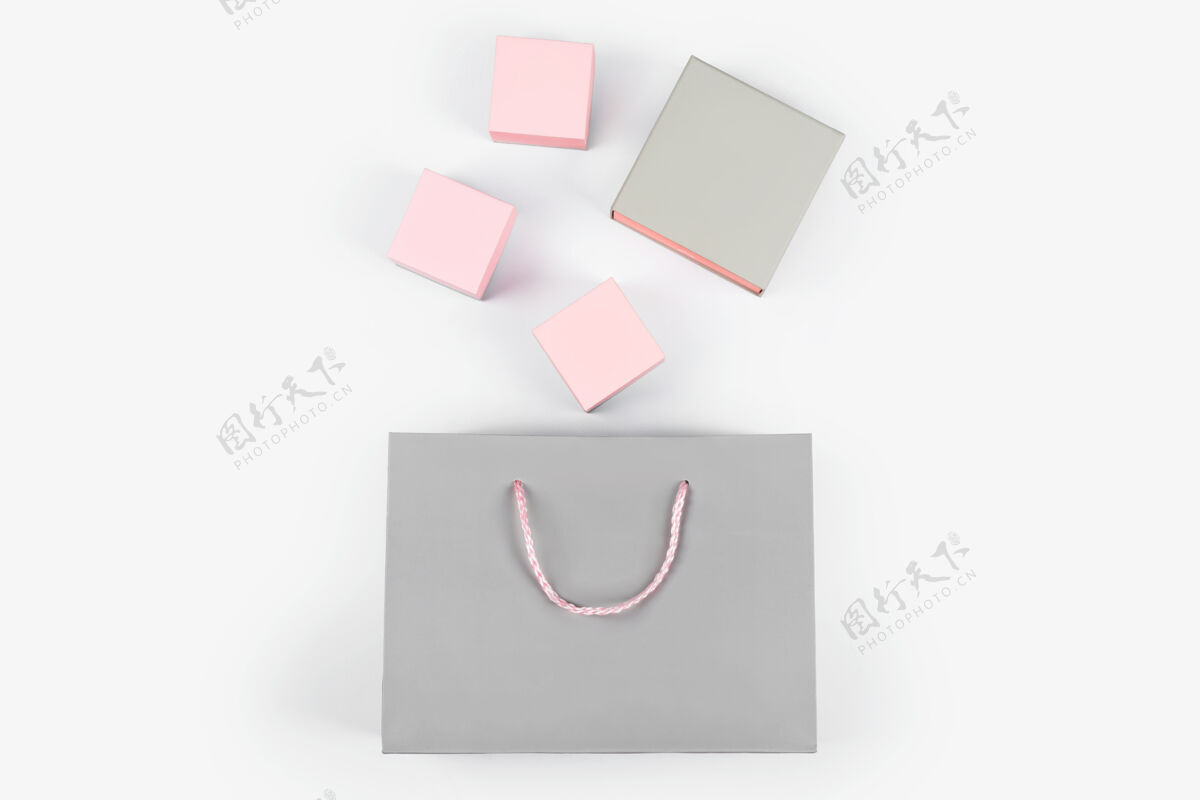 包装浅色背景上的灰色纸袋和粉色礼品盒文本可用空间购物 销售 惊喜或礼物概念顶视图灰色销售