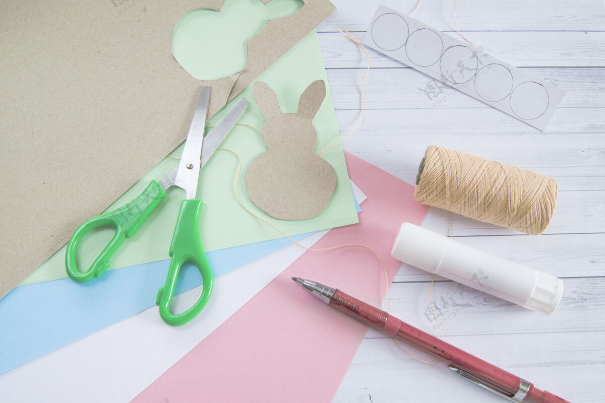 创意Diy和孩子们的创造力一步一步的指导：如何使彩纸复活节兔子第二步手工制作的复活节工艺品工艺材料兔子
