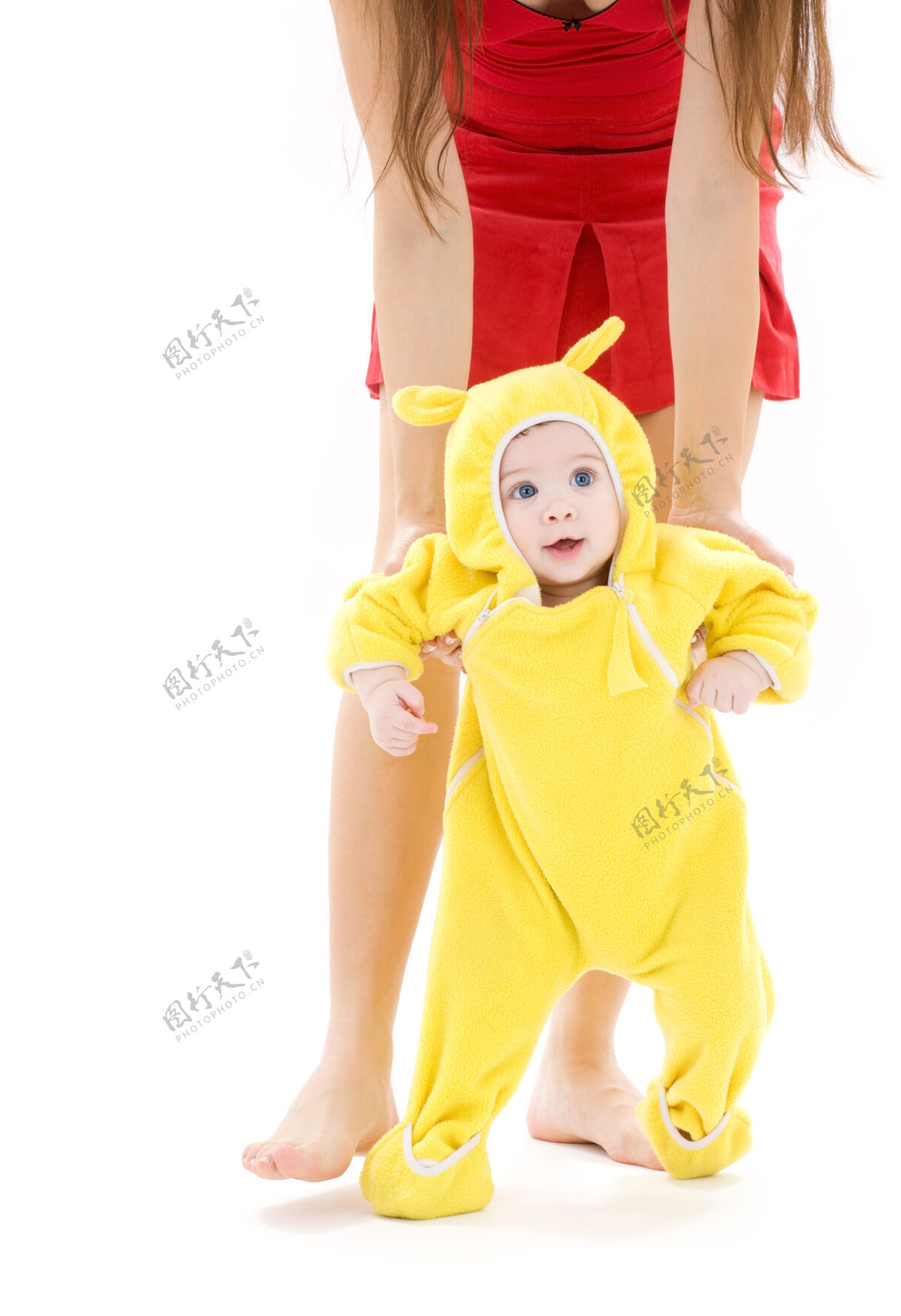 世代穿黄色套装的婴儿迈出了第一步连帽衫妈妈宝贝