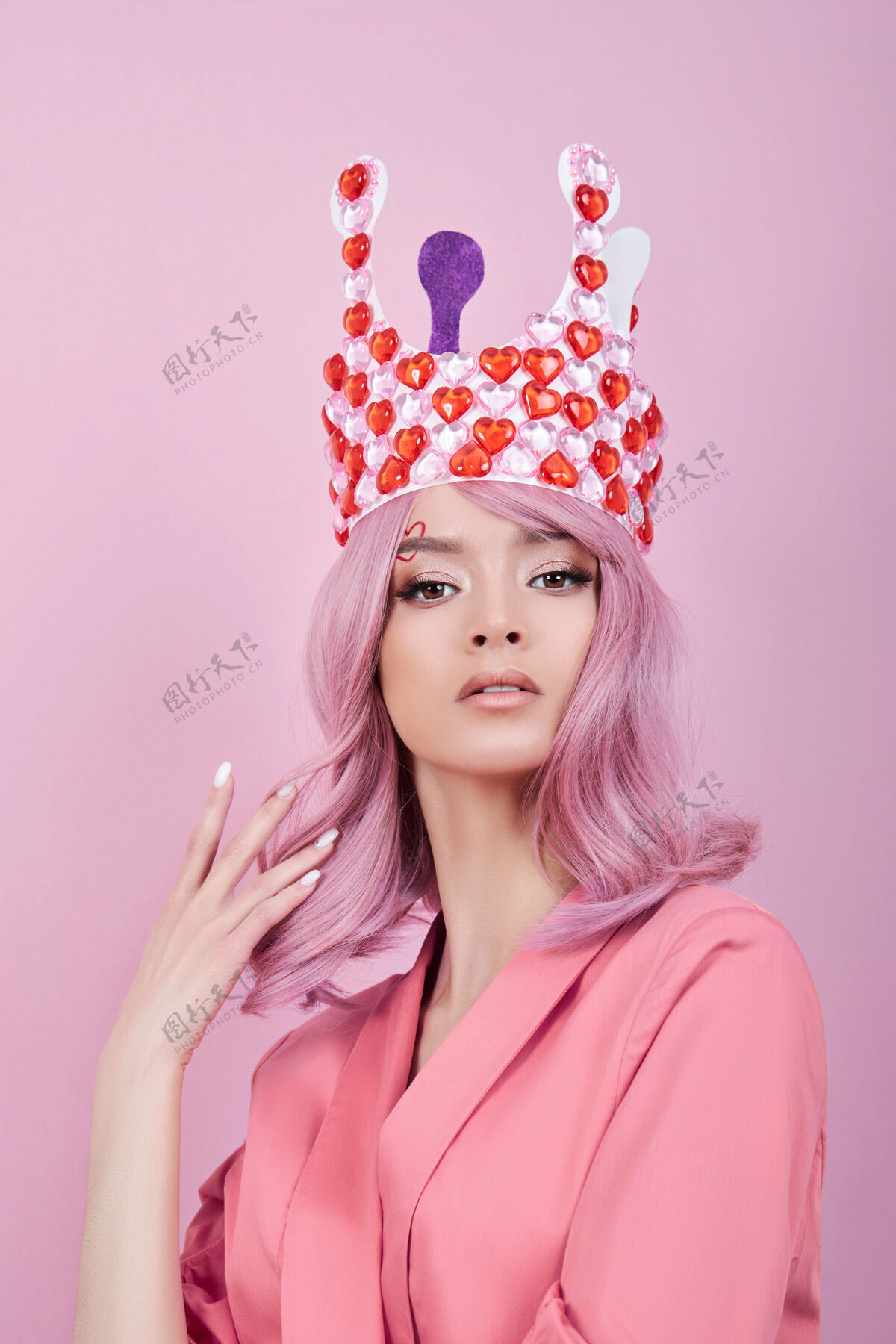 女孩一个性感的年轻女子的肖像 粉红色的头发 头上戴着心形的皇冠完美的发型和染发长着漂亮眼睛和粉红色长发的女孩发型化妆模特