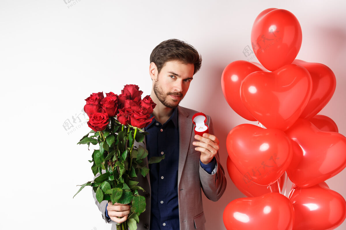 带着红玫瑰的帅哥正在和女朋友约会照片摄影图片_ID:129299007-Veer图库