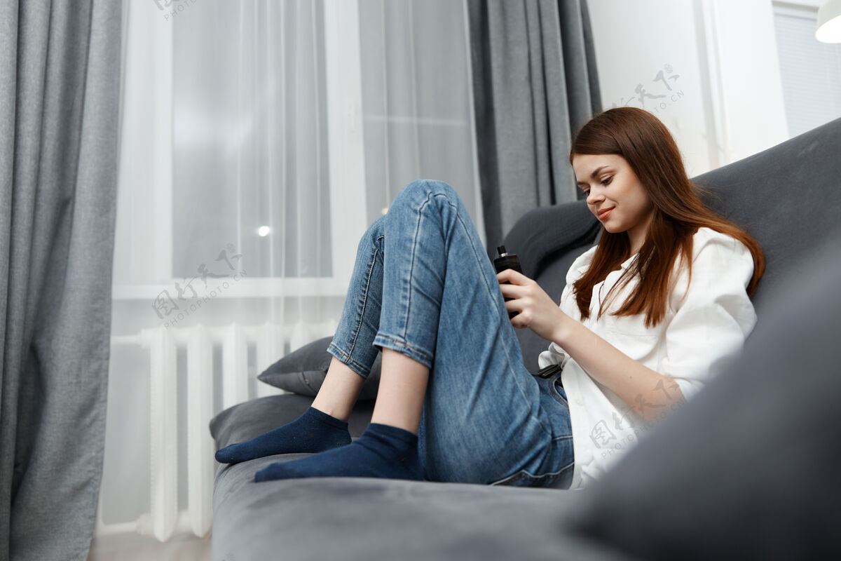 休息公寓里的女人坐在舒适的沙发上沙发豪华清洁