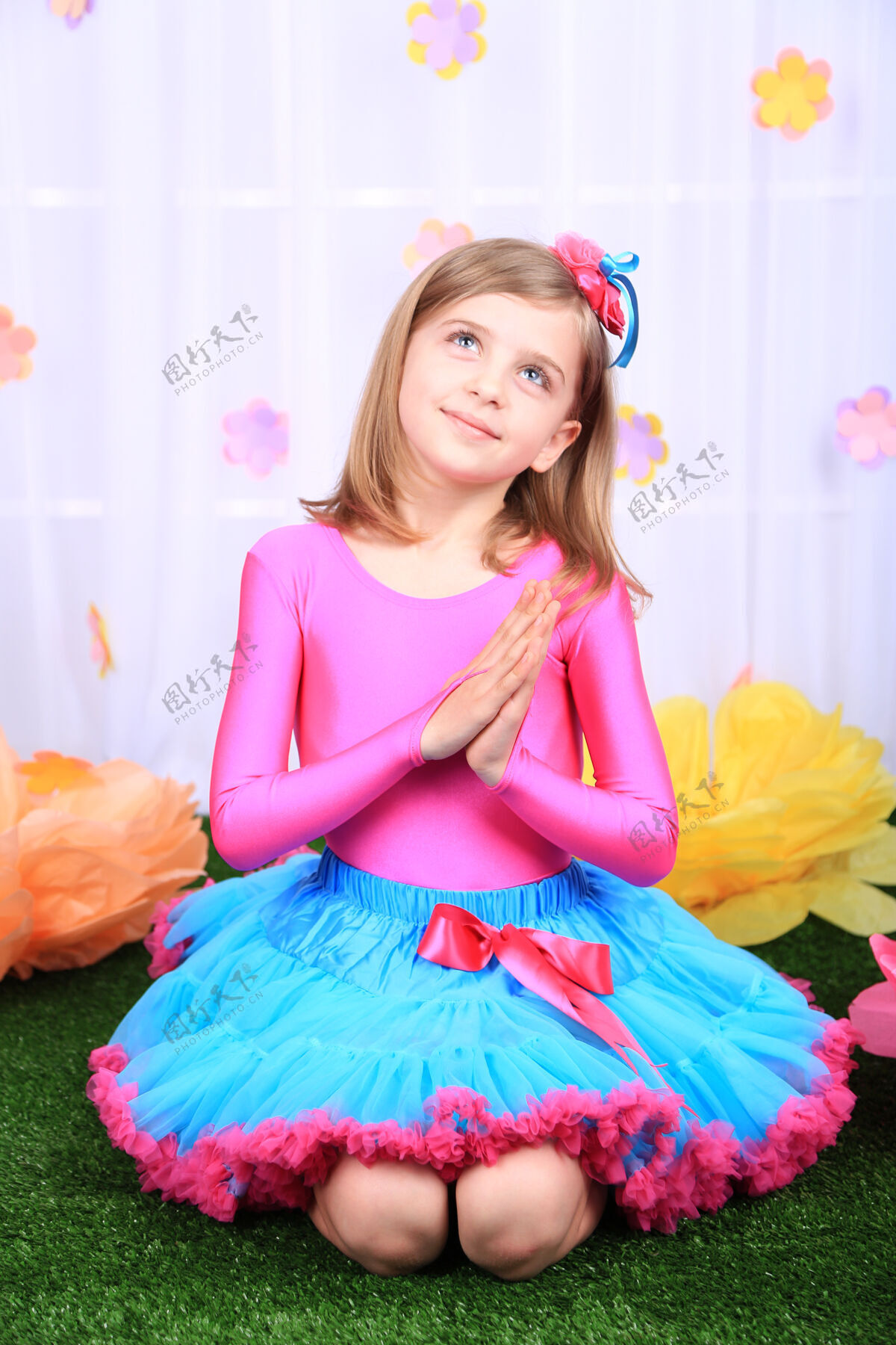甜美美丽的小女孩在装饰背景上的小裙子花漂亮女学生