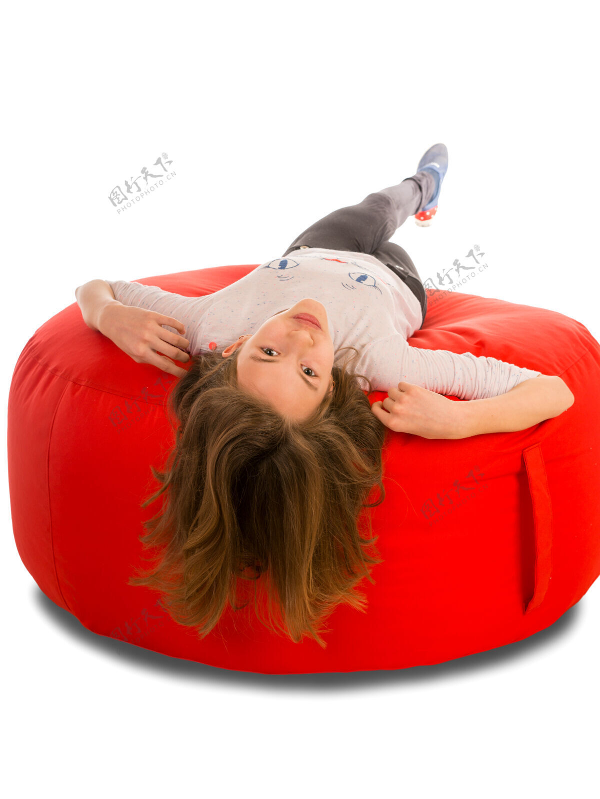 家具年轻可爱的女孩躺在圆形的红色豆包椅上孤立在白色人女人休息