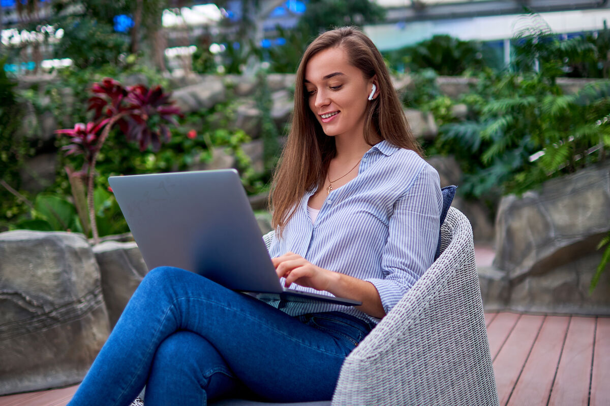 千禧一代现代聪明的自由职业女性远程在线工作的笔记本电脑打字智能沟通