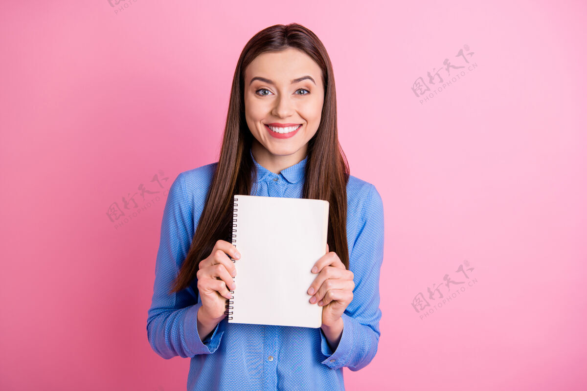 作家快乐可爱的女孩展示一张清晰的纸的照片演讲示范记事本