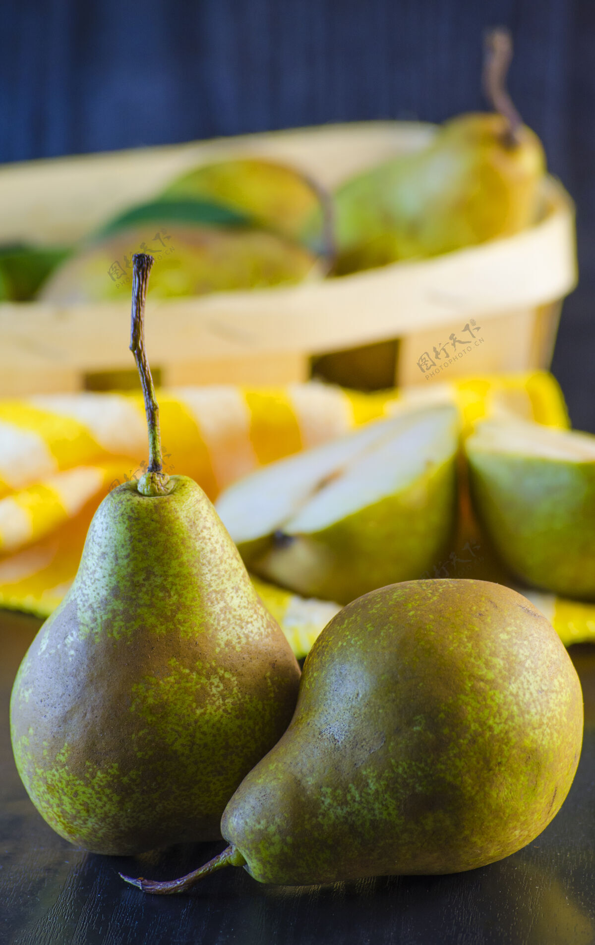 木板特写桌上放着新鲜成熟的梨食物素食生的