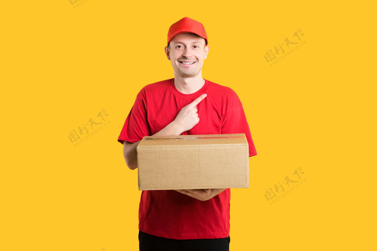 邮递员网上送货上门服务携带男人微笑