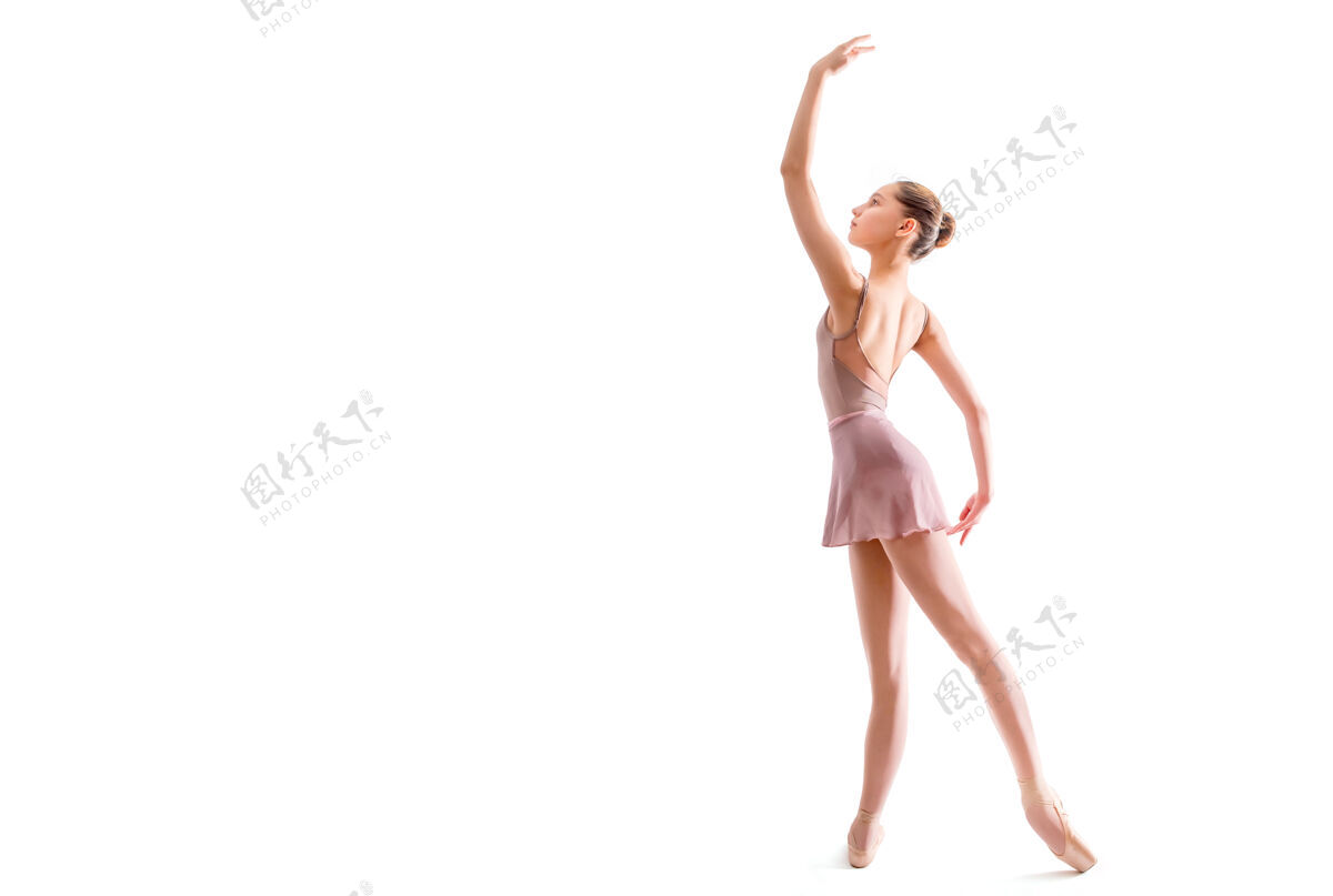 芭蕾舞一个年轻的芭蕾舞演员在一个优雅的姿势在一个白色的背景隔离鞋姿势运动班级芭蕾舞演员
