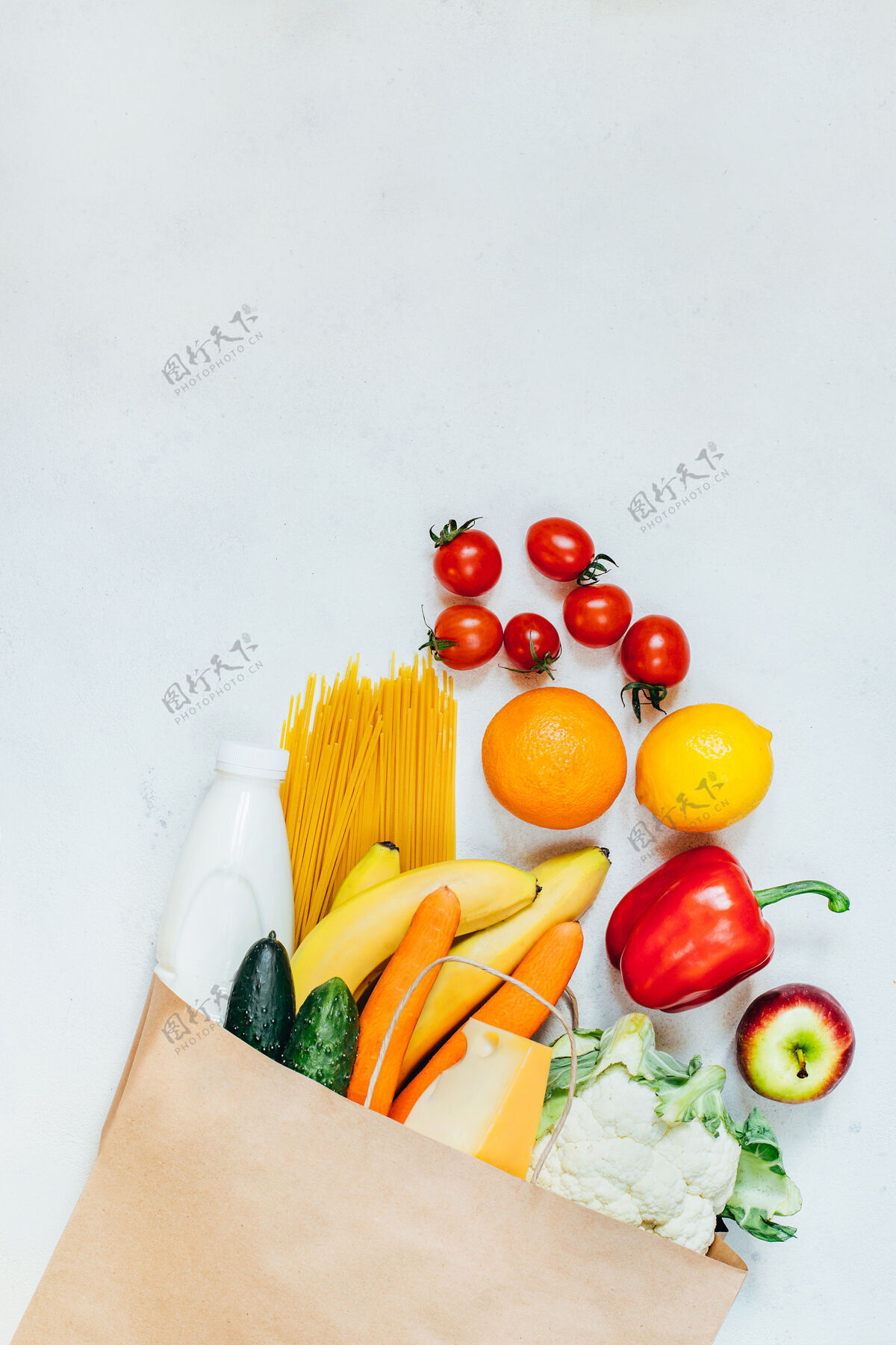 生的白色表面上有水果 蔬菜 意大利面 奶酪 牛奶的纸袋俯视图瓶子柑橘柠檬