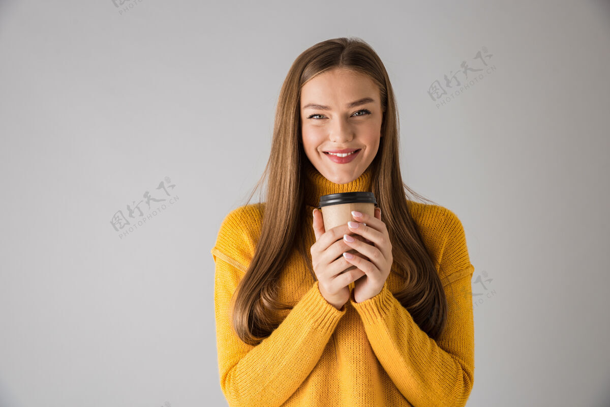 休闲一个美丽快乐的年轻女子隔着灰墙喝咖啡的画面吸引力杯子白种人