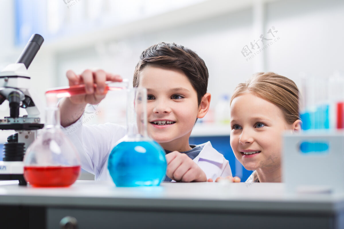 科学鲁莽的行为快乐快乐的孩子们看着实验室的眼镜 微笑着做实验实验室外套技能健康