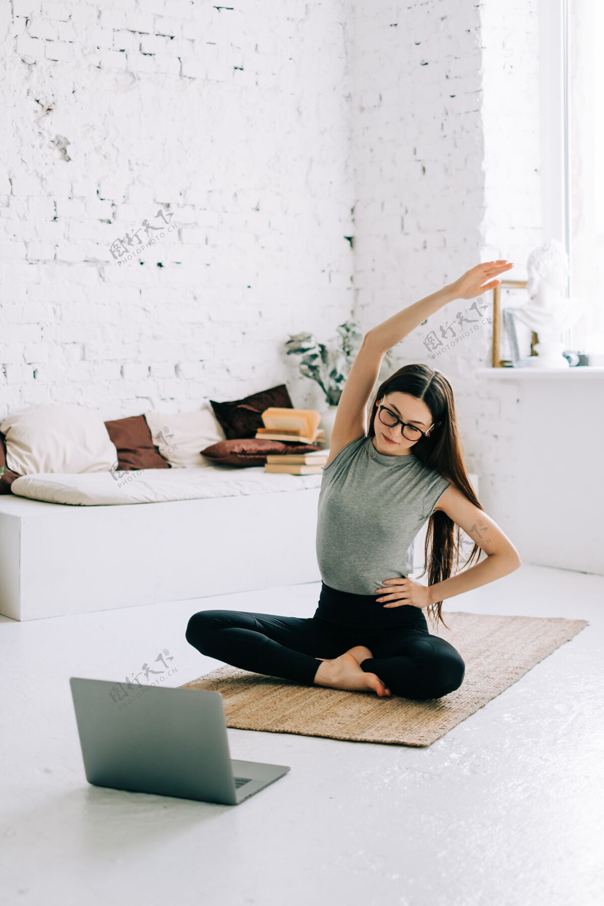 瑜伽美丽的黑发健身女士做伸展运动垫子自我活跃