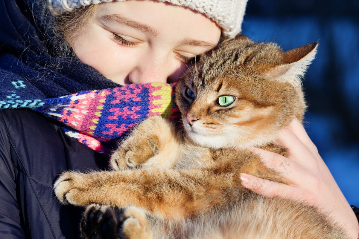 寒冷一个快乐的少女抱着她的红色的户外肖像冬季猫场景爪子户外时尚